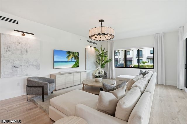 1130 3rd AVE S 109, Naples, FL 34102