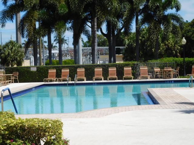 1908 Hartford Court S, West Palm Beach, FL 33409