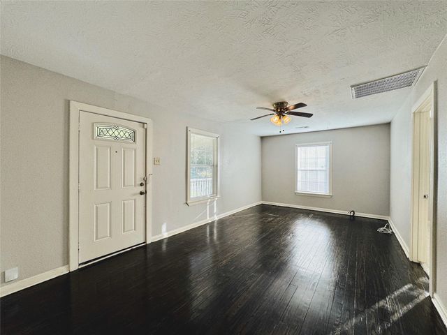 6714 Dillon Street, Houston, TX 77061