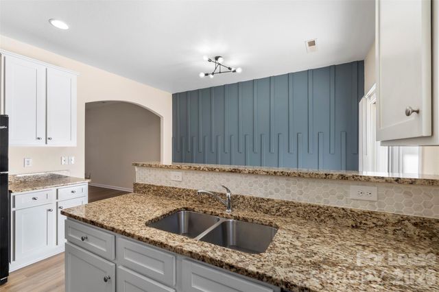 7621 Mockernut Drive, Charlotte, NC 28215