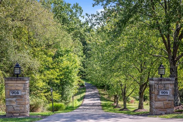 904 Champlain Place, Adams Twp, PA 15044