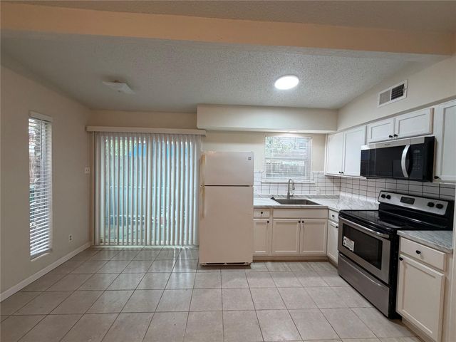 1100 N Meadows DR 104, Austin, TX 78758