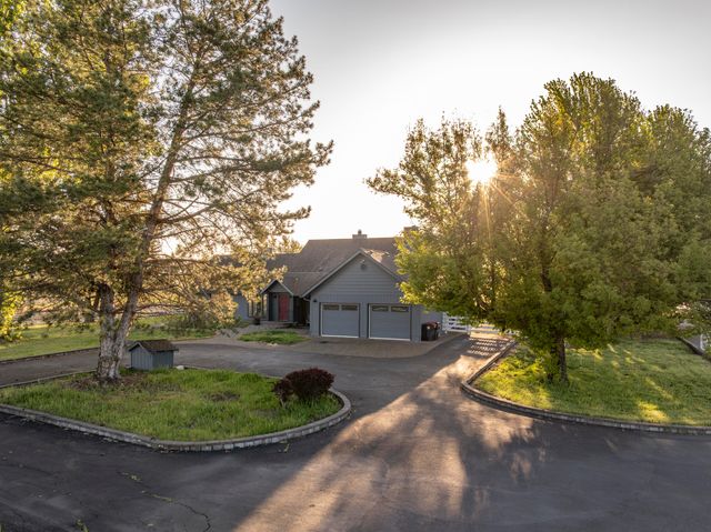 5900 McLoughlin Drive, Central Point, OR 97502