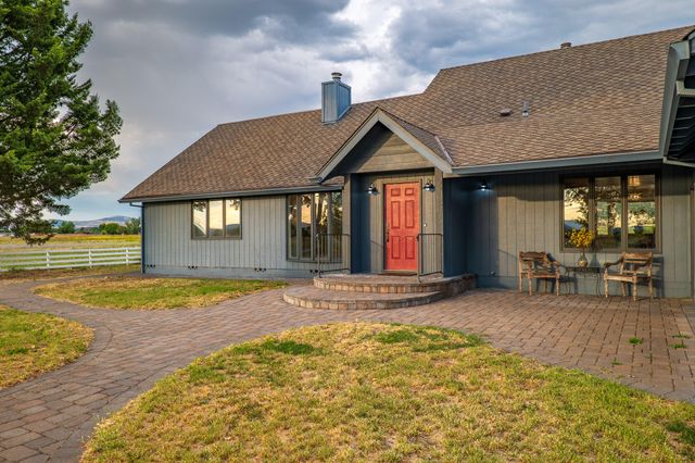 5900 McLoughlin Drive, Central Point, OR 97502