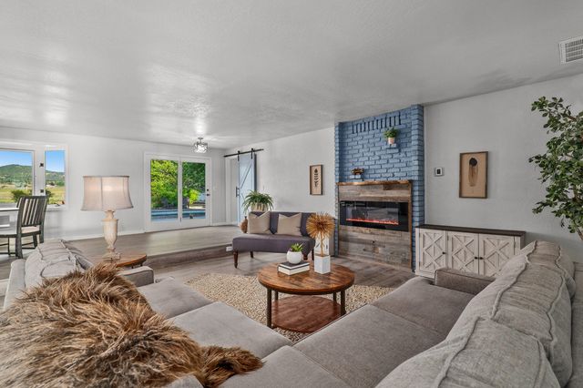 5900 McLoughlin Drive, Central Point, OR 97502