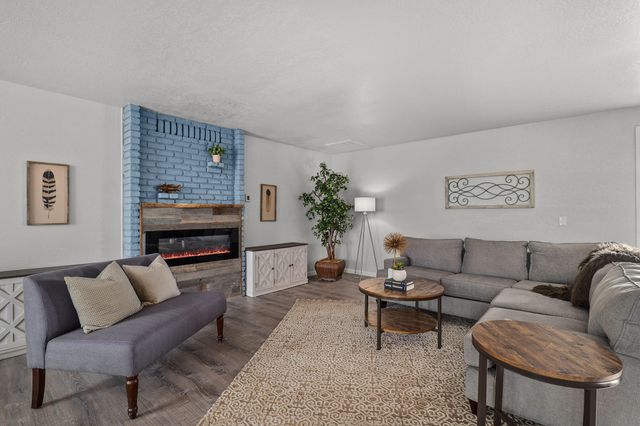 5900 McLoughlin Drive, Central Point, OR 97502