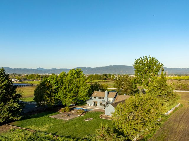 5900 McLoughlin Drive, Central Point, OR 97502