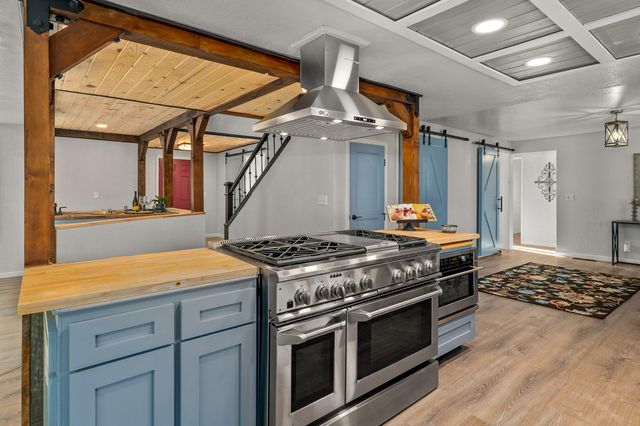 5900 McLoughlin Drive, Central Point, OR 97502