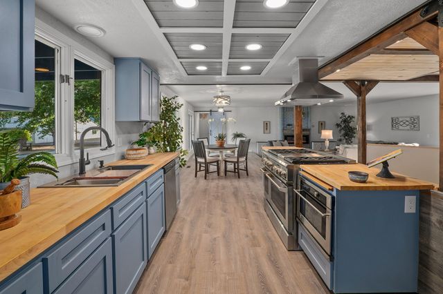 5900 McLoughlin Drive, Central Point, OR 97502