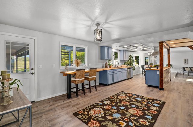 5900 McLoughlin Drive, Central Point, OR 97502