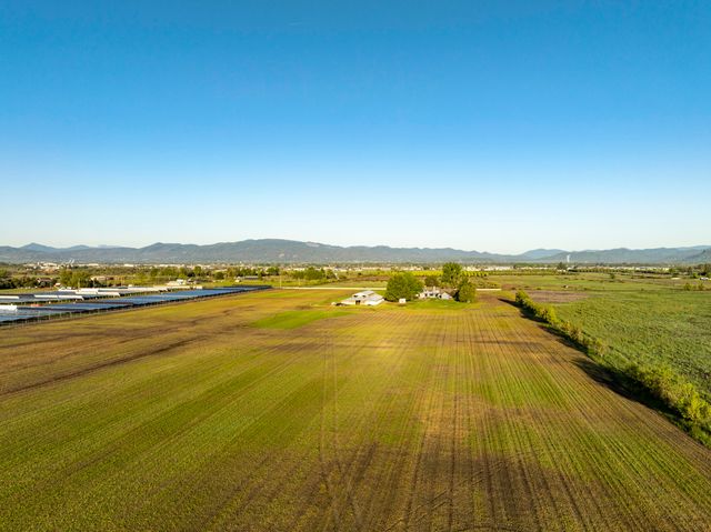 5900 McLoughlin Drive, Central Point, OR 97502