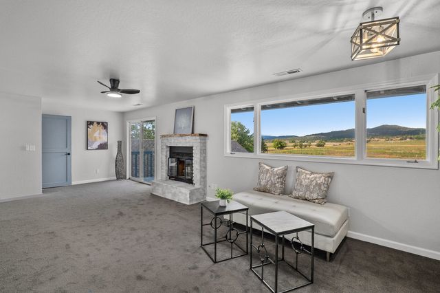 5900 McLoughlin Drive, Central Point, OR 97502