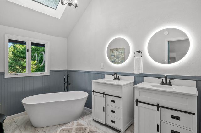 5900 McLoughlin Drive, Central Point, OR 97502