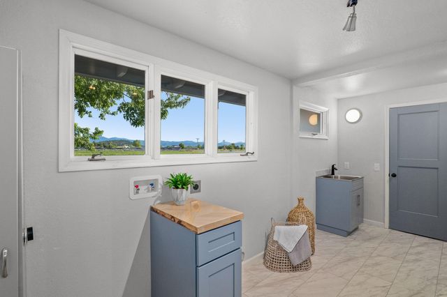 5900 McLoughlin Drive, Central Point, OR 97502