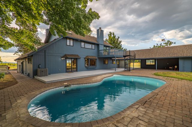 5900 McLoughlin Drive, Central Point, OR 97502