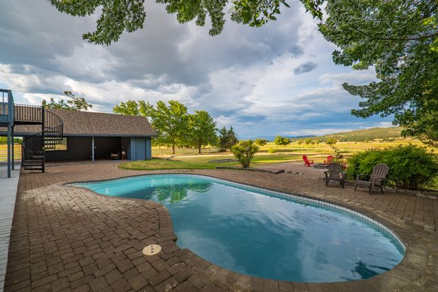 5900 McLoughlin Drive, Central Point, OR 97502