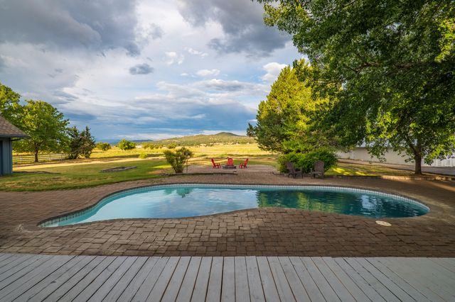 5900 McLoughlin Drive, Central Point, OR 97502