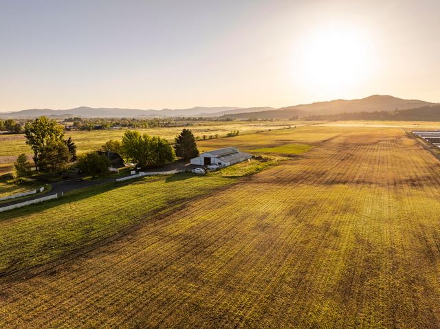 5900 McLoughlin Drive, Central Point, OR 97502