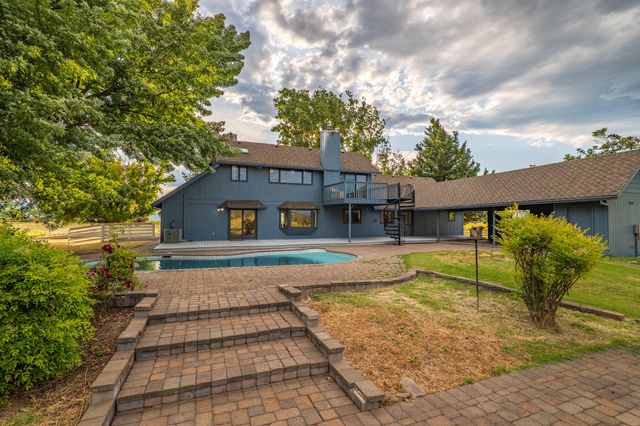 5900 McLoughlin Drive, Central Point, OR 97502