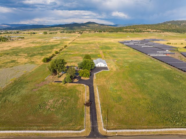 5900 McLoughlin Drive, Central Point, OR 97502