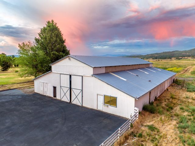 5900 McLoughlin Drive, Central Point, OR 97502