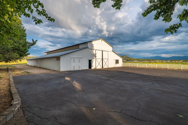 5900 McLoughlin Drive, Central Point, OR 97502