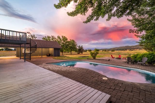 5900 McLoughlin Drive, Central Point, OR 97502