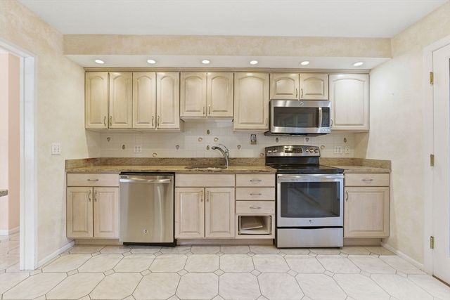 23 Shady Hill Drive, North Reading, MA 01864