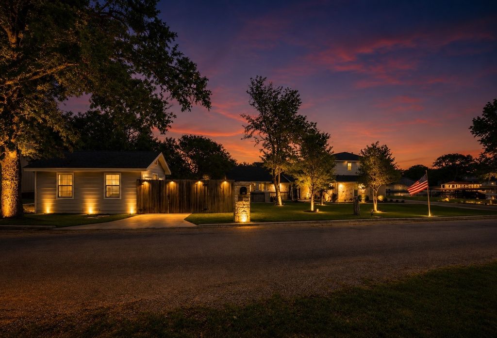 608 Casas Del Norte Court, Granbury, TX 76049
