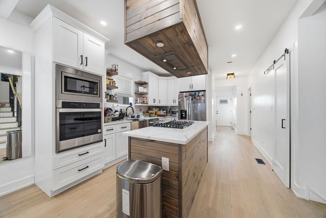 6148 S Moody Avenue, Chicago, IL 60638