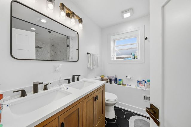 6148 S Moody Avenue, Chicago, IL 60638