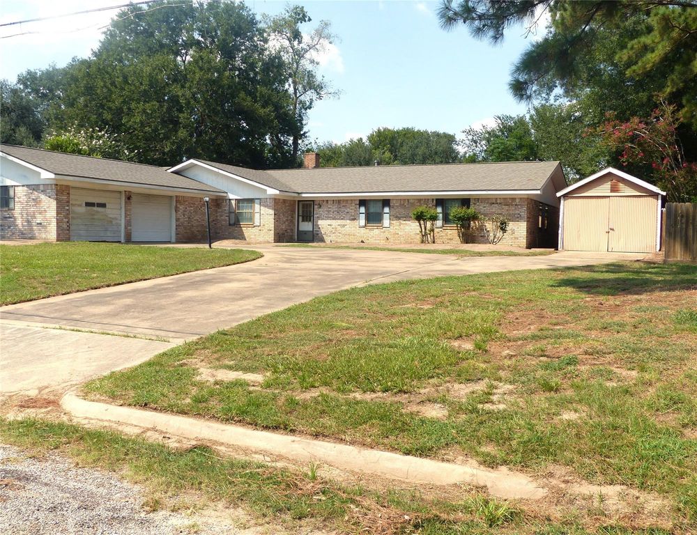 206 E Wolf Street, Bellville, TX 77418