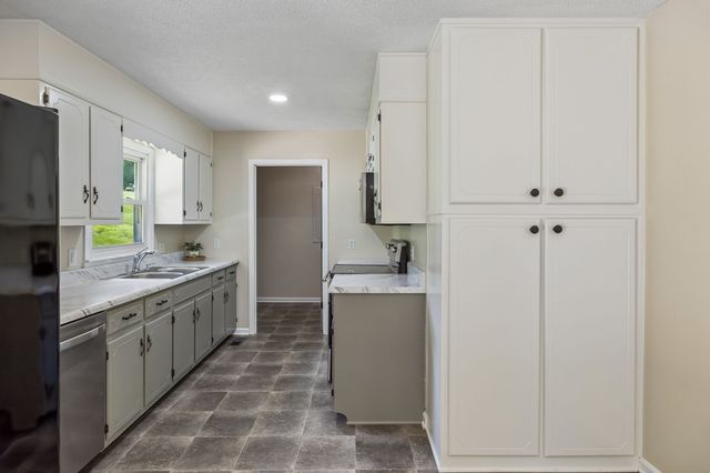 14 Morris Ln, Pleasant Shade, TN 37145