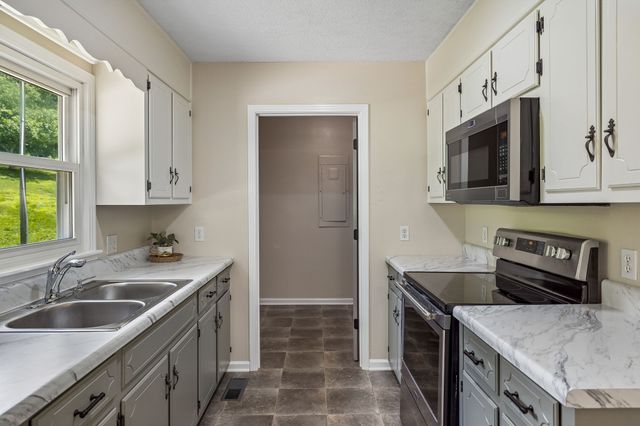14 Morris Ln, Pleasant Shade, TN 37145