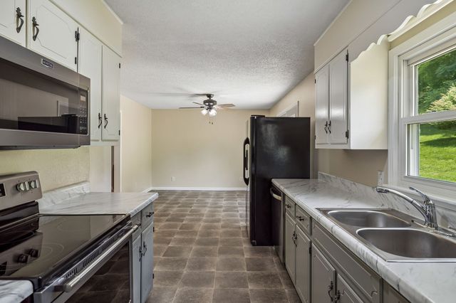 14 Morris Ln, Pleasant Shade, TN 37145