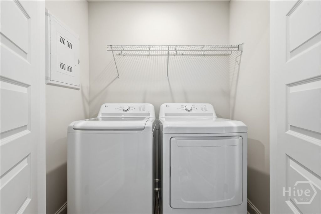 Image 6 of property listing at 140 Stafford Loop, Richmond Hill, GA 31324