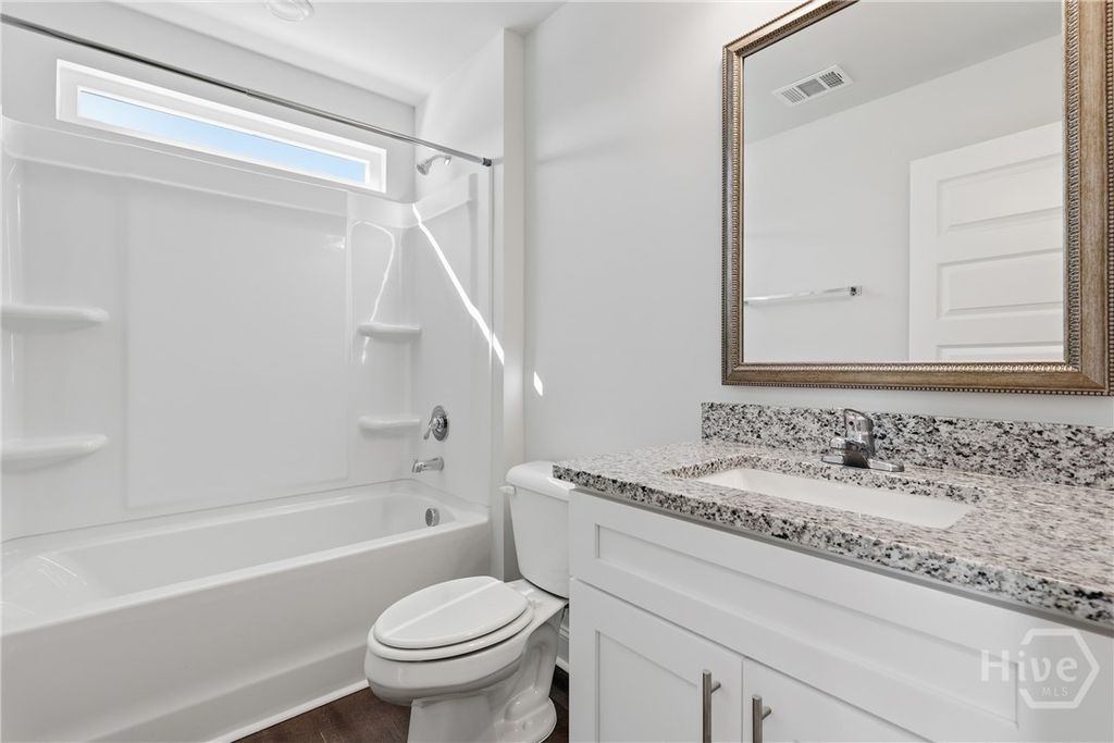 Image 7 of property listing at 140 Stafford Loop, Richmond Hill, GA 31324