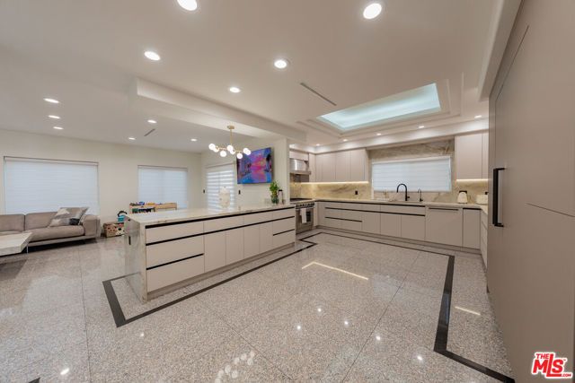 688 Glenmore Boulevard, Glendale, CA 91206