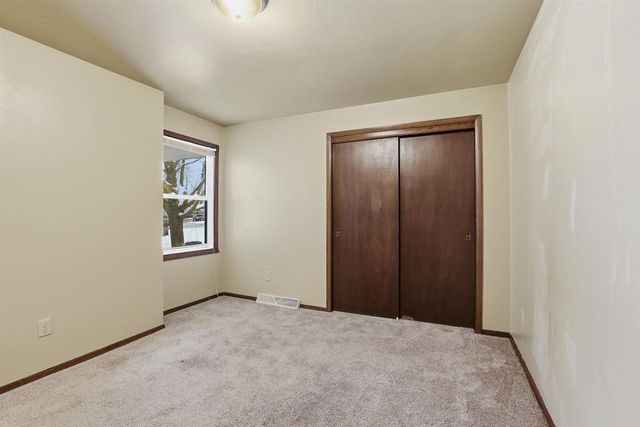 831 S COMMERCIAL STREET, Neenah, WI 54956