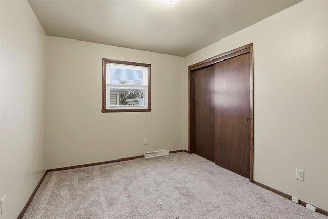 831 S COMMERCIAL STREET, Neenah, WI 54956