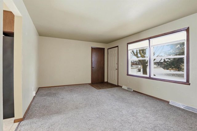 831 S COMMERCIAL STREET, Neenah, WI 54956