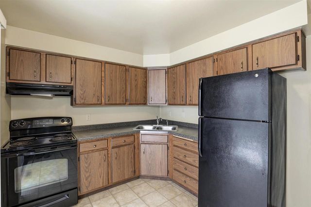 831 S COMMERCIAL STREET, Neenah, WI 54956