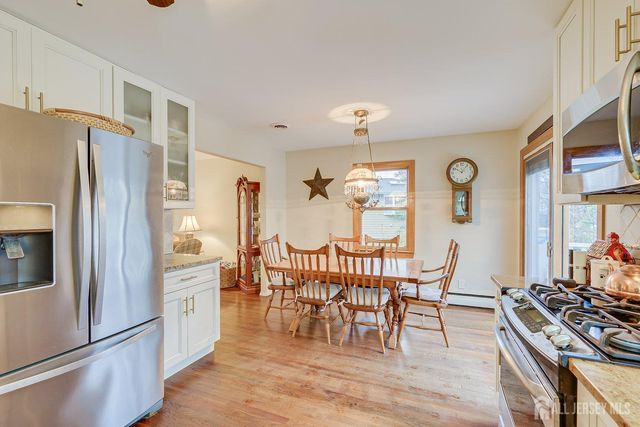 8 Adelphi Court, Edison, NJ 08837