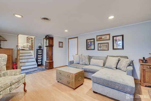 8 Adelphi Court, Edison, NJ 08837