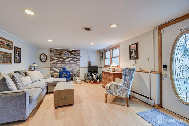 8 Adelphi Court, Edison, NJ 08837