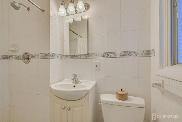 8 Adelphi Court, Edison, NJ 08837