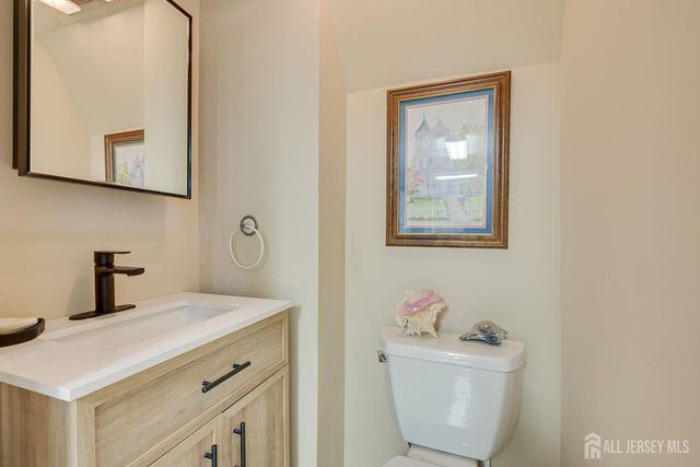 8 Adelphi Court, Edison, NJ 08837