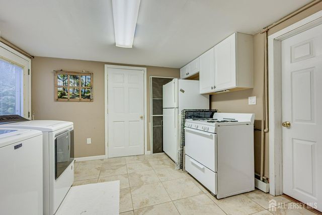 8 Adelphi Court, Edison, NJ 08837