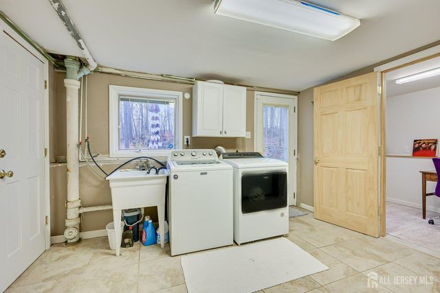 8 Adelphi Court, Edison, NJ 08837