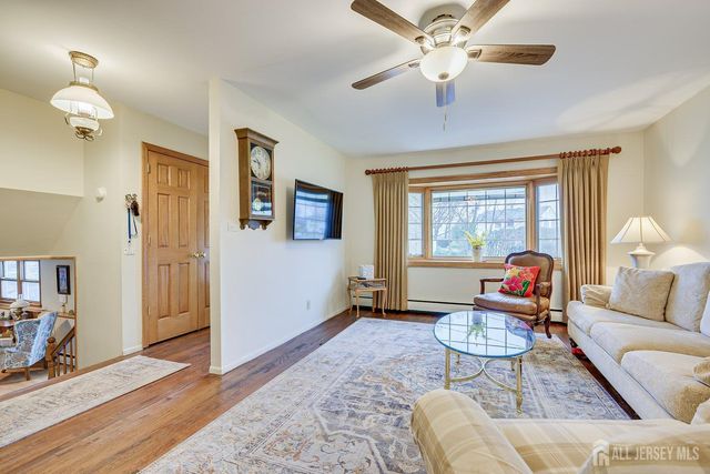 8 Adelphi Court, Edison, NJ 08837